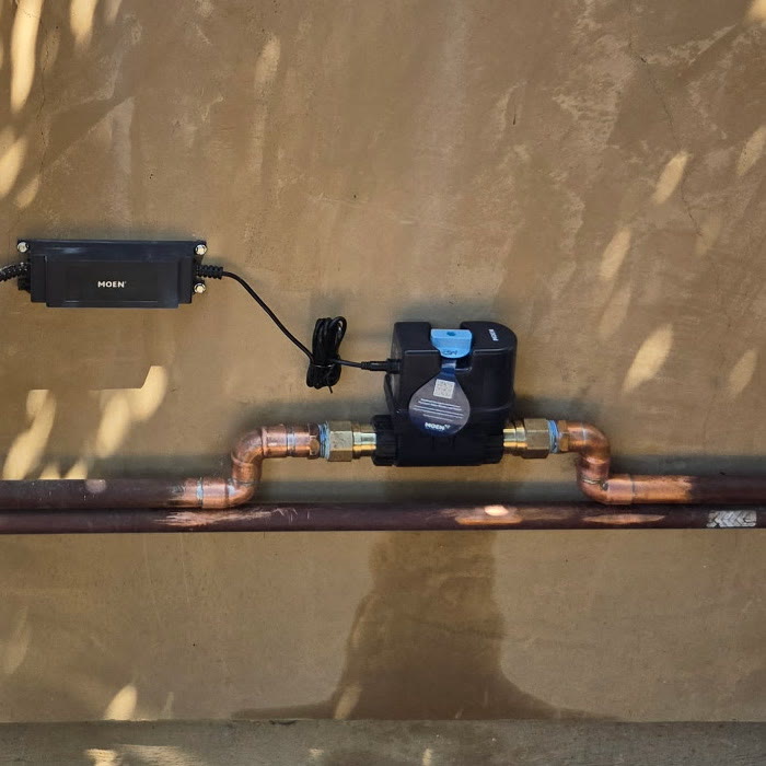 Smart water shutoff on the water line with its power supply mounted on the wall